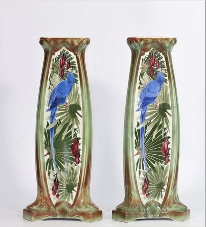 Paire de colonnes art-deco à décor de aras...