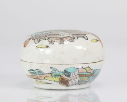 boîte couverte en porcelaine décor d'artistise
Poids:...