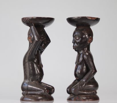 Paire de tabourets Kuba RDC patine foncée
Poids:...