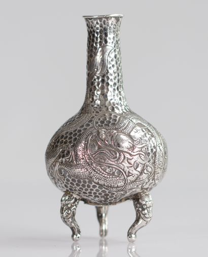 Vase en argent à décor de dragons poinçonné
Poids:...