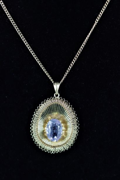 Pendentif et chaine en or (18k) et (24.9gr)
Poids:...