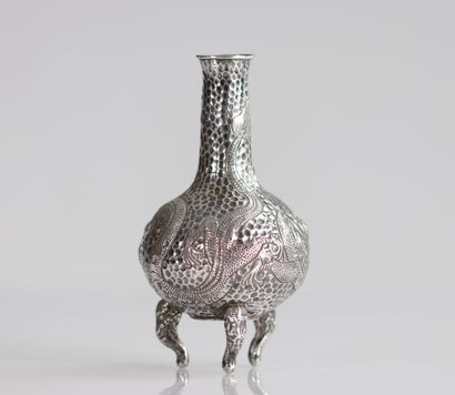 Vase en argent à décor de dragons poinçonné
Poids:...