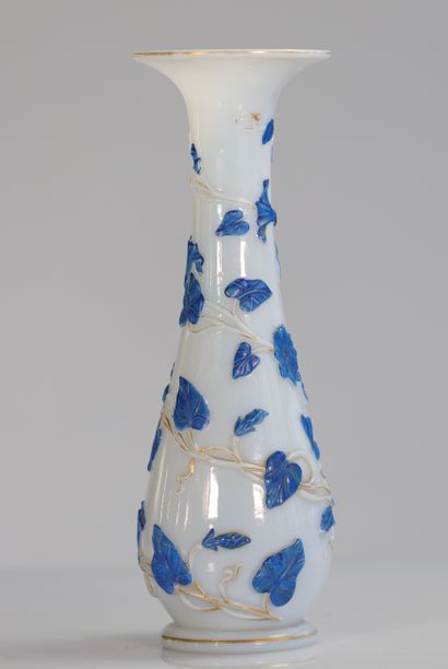 Vase Baccarat liserons bleus en opaline pressée...