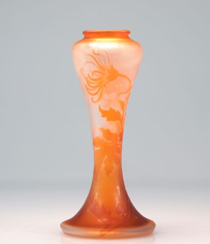 Emile Gallé vase orangé a décor de fleurs
Poids:...