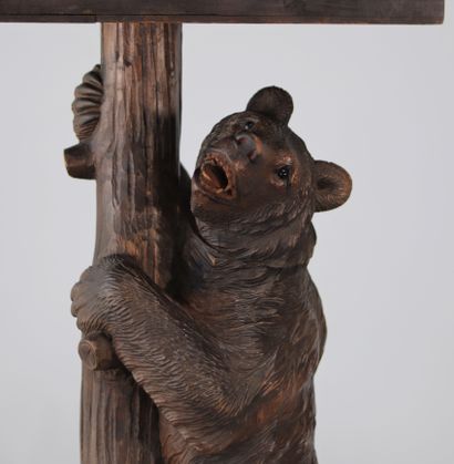 Table de fumeurs en bois sculpté décorée...