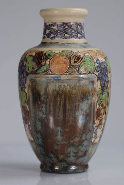 Vase Mougin à décor de raison, et réserves...