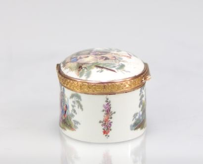 Meissen Boîte à priser décor polychrome sur...