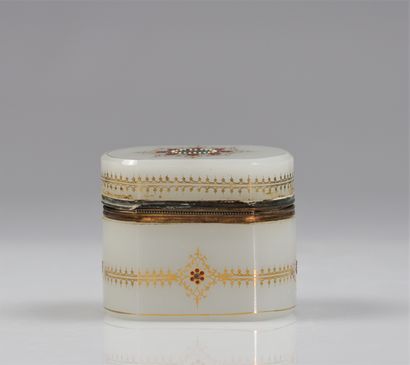 Coffret en opaline
Poids: 245 g
Région: France
Dimensions:...