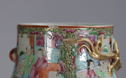 Paire de potiches couvertes en porcelaine...