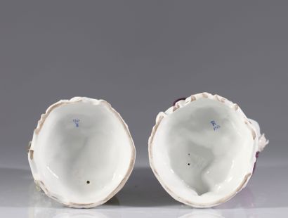 Paire de personnages en porcelaine marque...