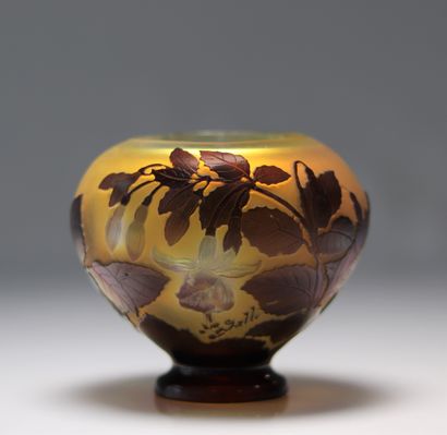 Emile Gallé vase boule à décor de fleurs
Poids:...