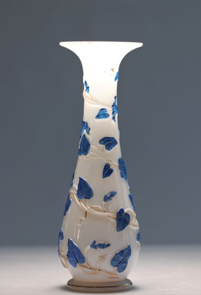 Vase Baccarat liserons bleus en opaline pressée...