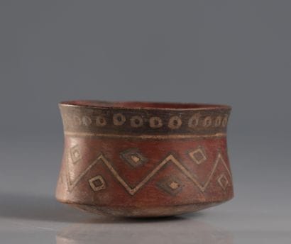 Bol forme et motifs géométriques anthropomorphe...