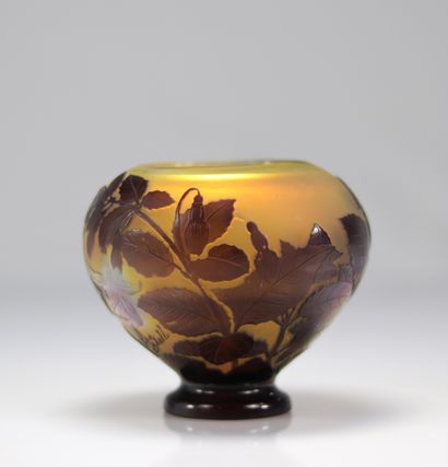 Emile Gallé vase boule à décor de fleurs
Poids:...