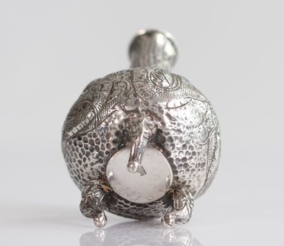 Vase en argent à décor de dragons poinçonné
Poids:...