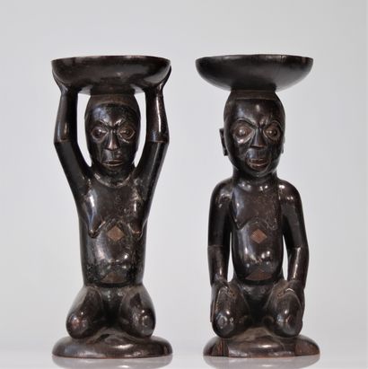 Paire de tabourets Kuba RDC patine foncée
Poids:...