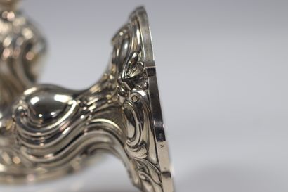 Paire de bougeoirs en argent de style Louis...