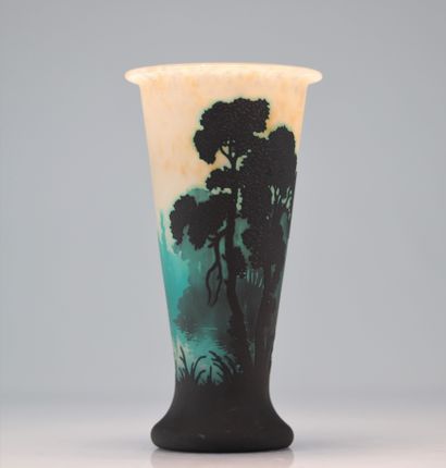 Muller Frères vase à décor de paysage
Poids:...