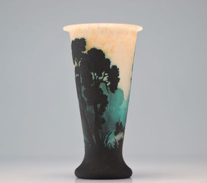 Muller Frères vase à décor de paysage
Poids:...