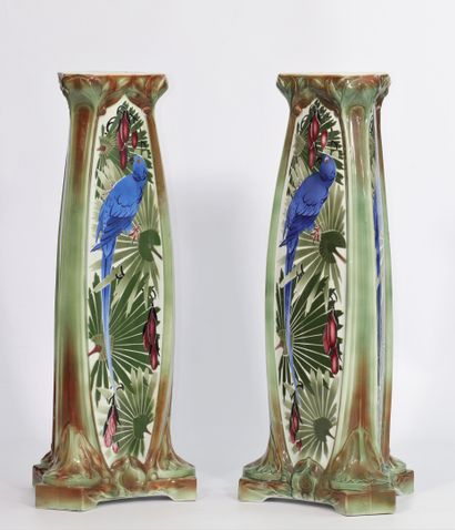 Paire de colonnes art-deco à décor de aras...
