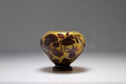 Emile Gallé vase boule à décor de fleurs
Poids:...