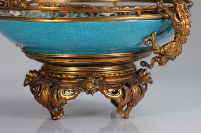 Emaux de Longwy coupe sur pied en bronze...