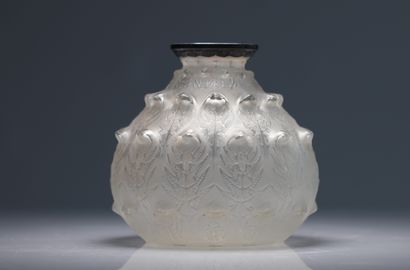 René LALIQUE (1860-1945). *Vase en cristal...
