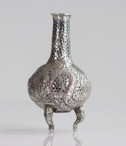 Vase en argent à décor de dragons poinçonné
Poids:...