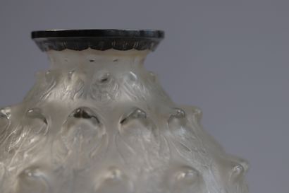 René LALIQUE (1860-1945). *Vase en cristal...