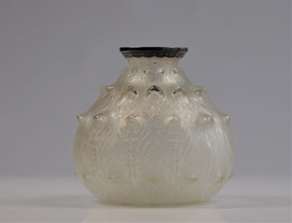 René LALIQUE (1860-1945). *Vase en cristal...