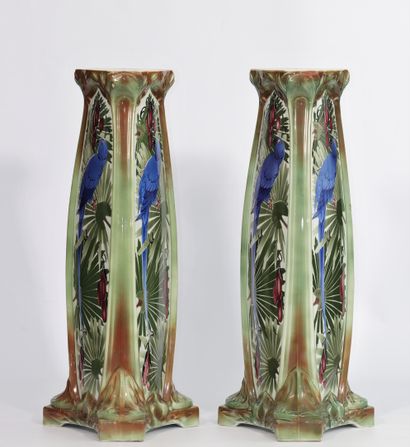 Paire de colonnes art-deco à décor de aras...