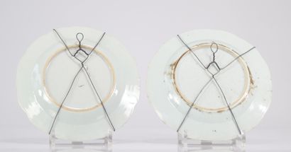 Paire d'assiettes en porcelaine avec les...