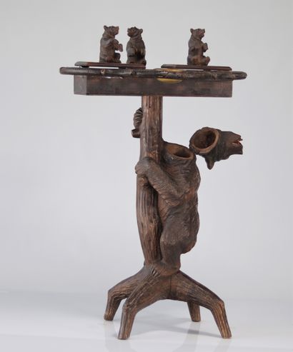 Table de fumeurs en bois sculpté décorée...