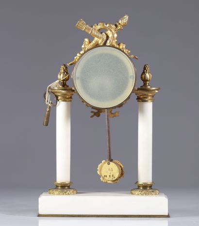 Pendule à portique de style Louis XVI
Pendule...