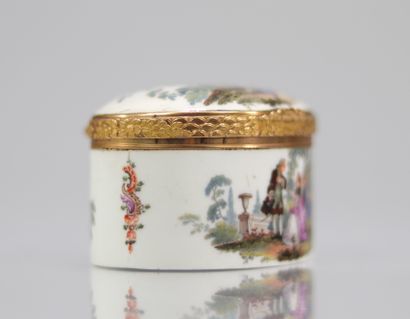 Meissen Boîte à priser décor polychrome sur...