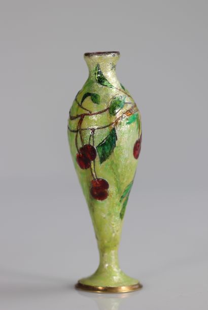 Vase aux cerises, émaillé sur cuivre par...