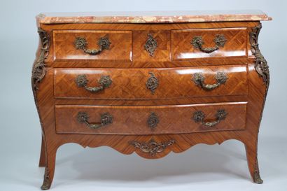 Meuble de style Louis XV en marqueterie
Poids:...