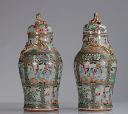 Paire de potiches couvertes en porcelaine...