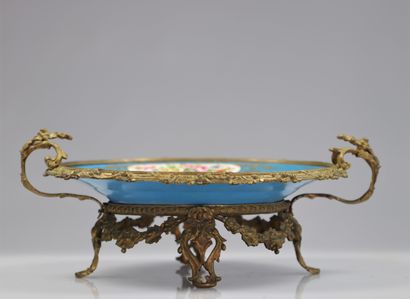 Sèvres grand milieu de table monté en bronze
Poids:...