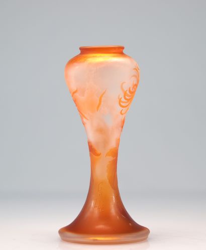 Emile Gallé vase orangé a décor de fleurs
Poids:...