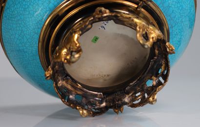Emaux de Longwy coupe sur pied en bronze...
