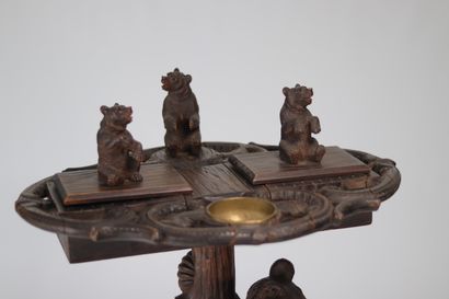 Table de fumeurs en bois sculpté décorée...
