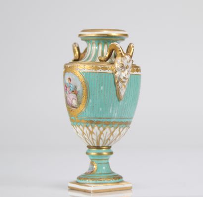 Sèvres vase en porcelaine scènes romantiques
Poids:...