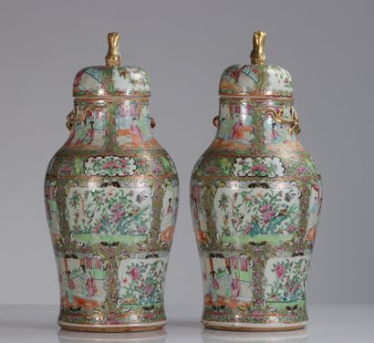 Paire de potiches couvertes en porcelaine...