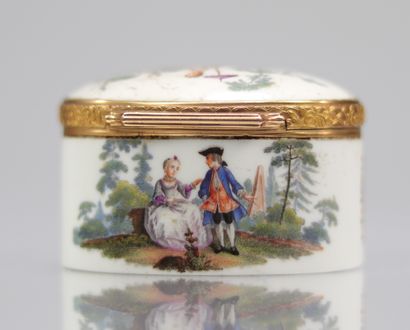Meissen Boîte à priser décor polychrome sur...