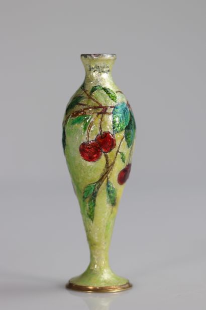 Vase aux cerises, émaillé sur cuivre par...