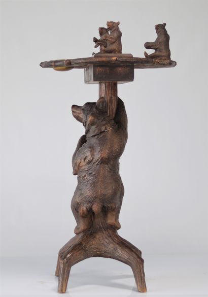 Table de fumeurs en bois sculpté décorée...