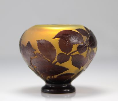 Emile Gallé vase boule à décor de fleurs
Poids:...