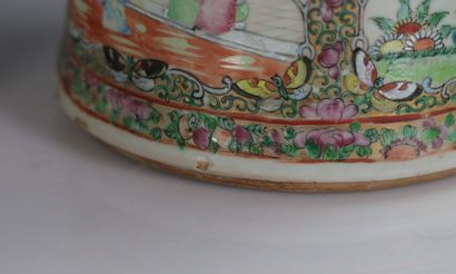 Paire de potiches couvertes en porcelaine...