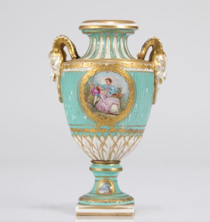 Sèvres vase en porcelaine scènes romantiques
Poids:...
